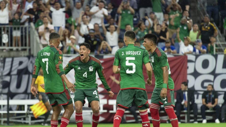 Los jugadores de la Selección celebran una de las anotaciones de Luis Romo ante Honduras