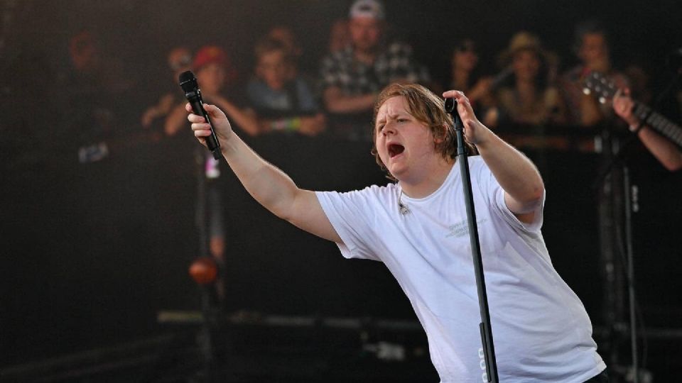 Lewis Capaldi se presentó en el festival Glastonbury | Twitter / @BackOnside