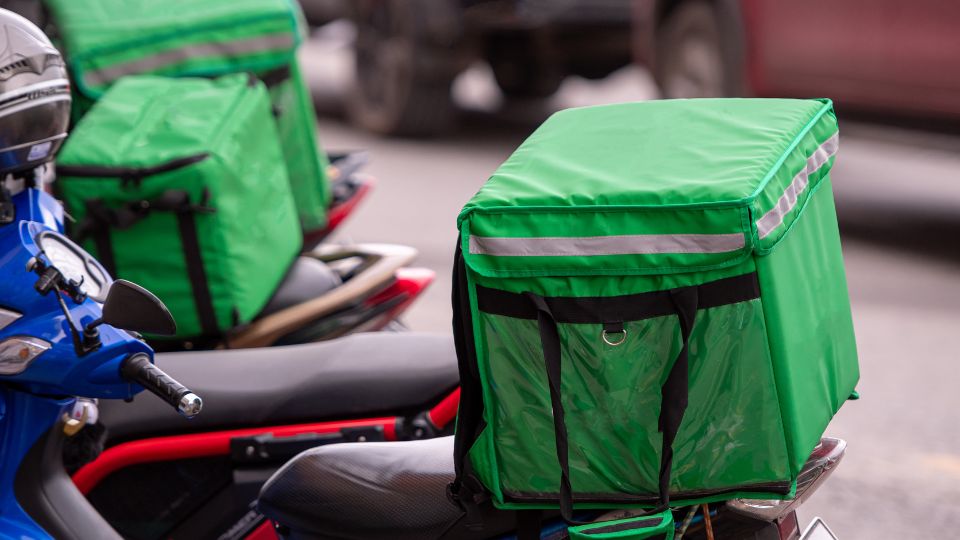 Repartidores utilizan motocicletas para entregar los pedidos