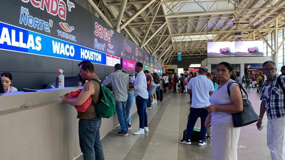 Viajeros en la Central de Autobuses de Monterrey.