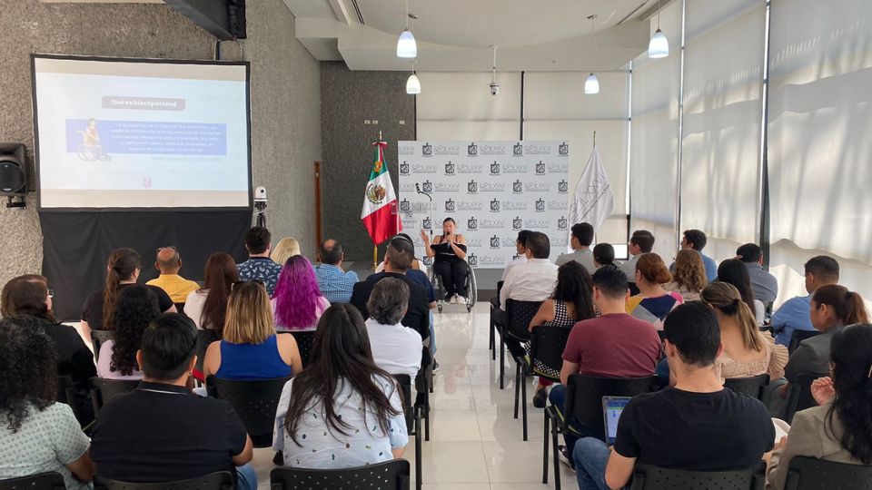 Claudia Martínez Lozano en conferencia sobre lenguaje inclusivo para personas con discapacidad.