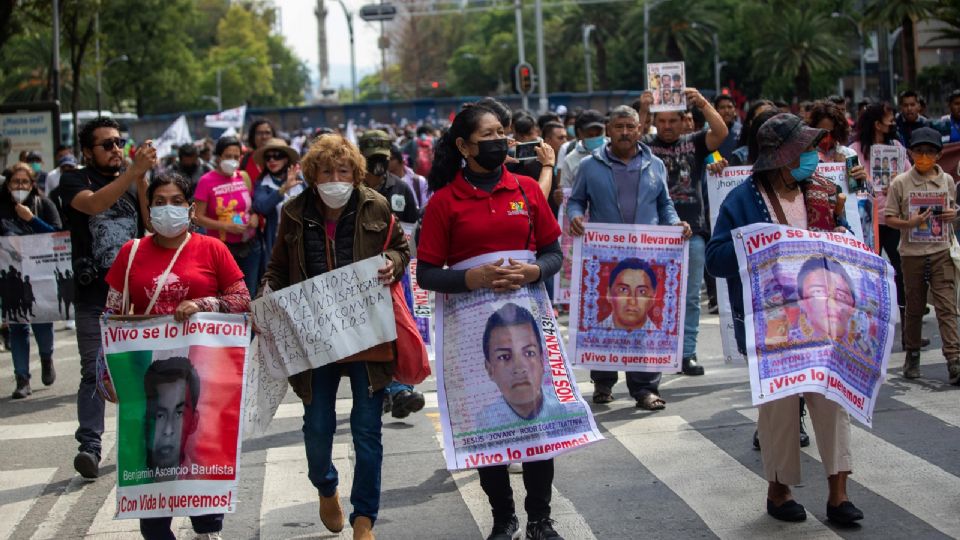 Familiares de los 43 normalistas desparecidos en 2014.