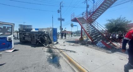 Camioneta vuelca, destruye puente y mata a mujer en avenida Miguel Alemán