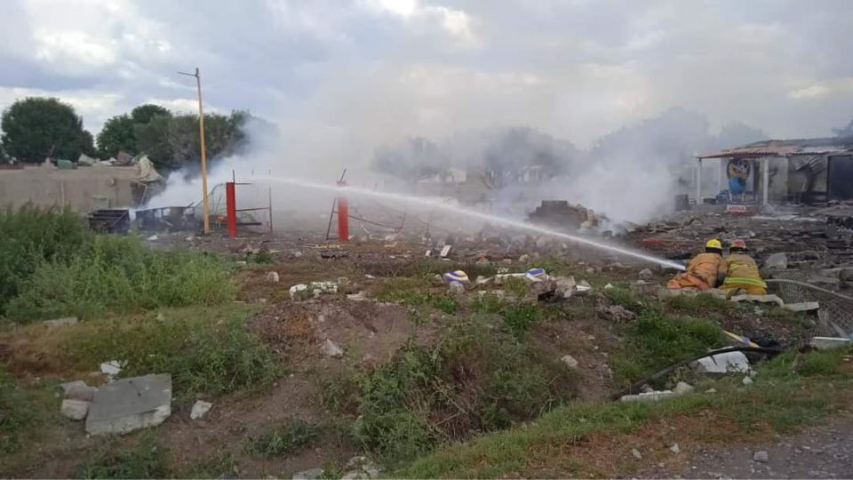 Bombero sofocando el fuego producto de la explosión de polvorín en Tultepec, Estado de México.