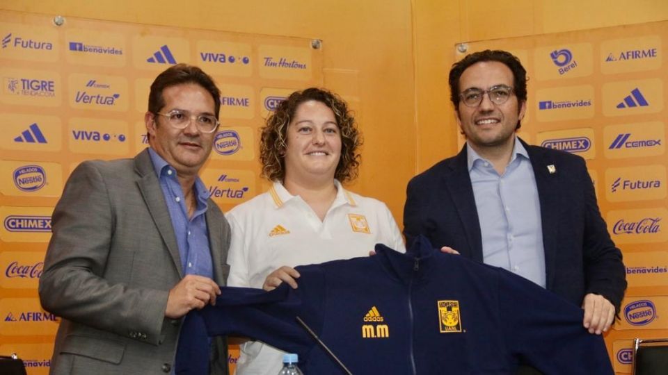 Milagros Martínez en su presentación como nueva directora técnica de Tigres Femenil, acompañada de Antonio Sancho (izquierda) y Mauricio Culebro, directivos del club.