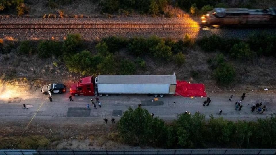 Los restos de los 53 migrantes fueron encontrados en el interior de la caja de un tráiler.