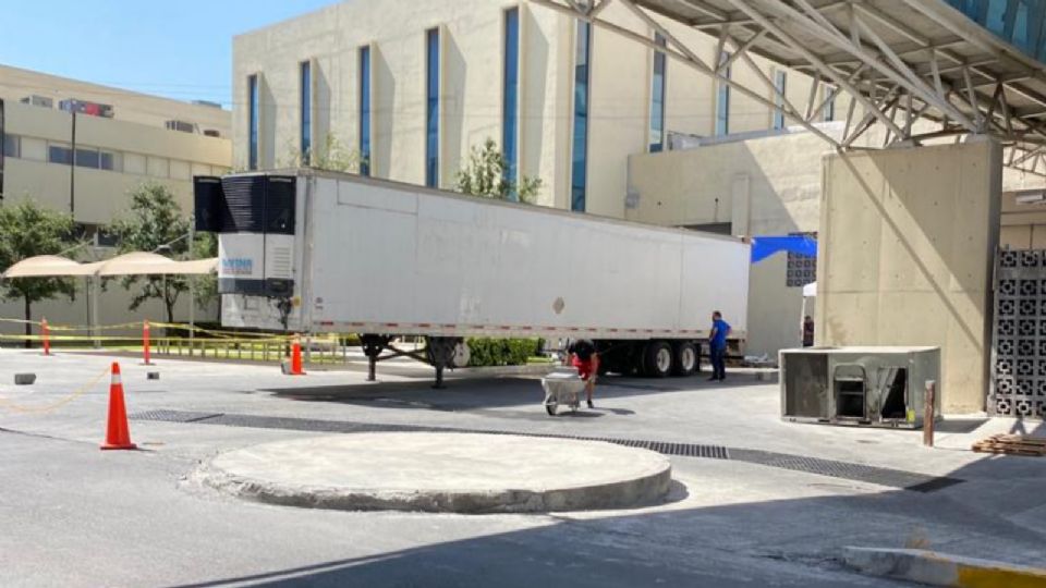 Este camión refrigerante se ubica entre el Semefo y el edificio de oncología.