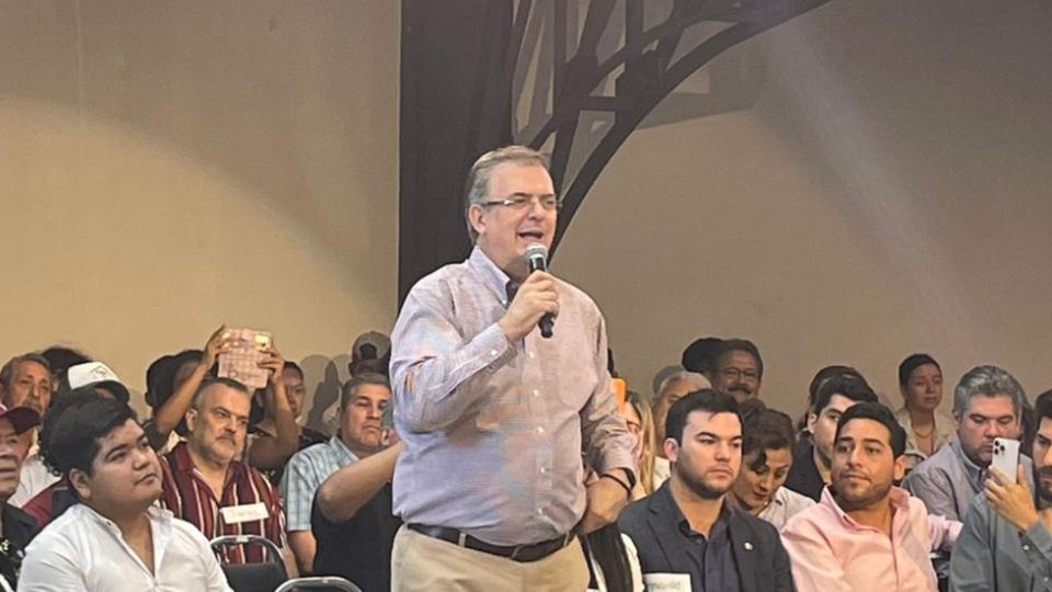 Marcelo Ebrard frente a ciudadanos neoloneses