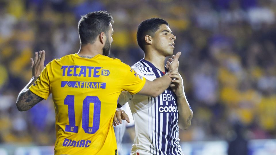 André-Pierre Gignac y Víctor Guzmán, jugando un Clásico Regio con Tigres y Rayados, respectivamente