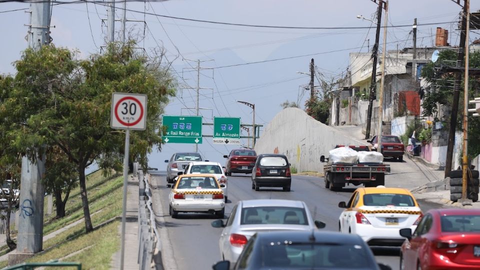 Vehículos transitando en Monterrey.