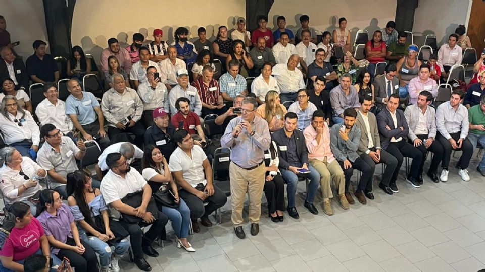 Ebrard hablando con jóvenes y adultos empresarios de NL en la Nave Mitsubishi, al interior del Parque Fundidora.