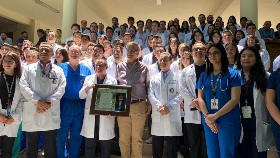 Marcelo Ebrard con alumnos y personal del área médica del Hospital Universitario en la UANL.