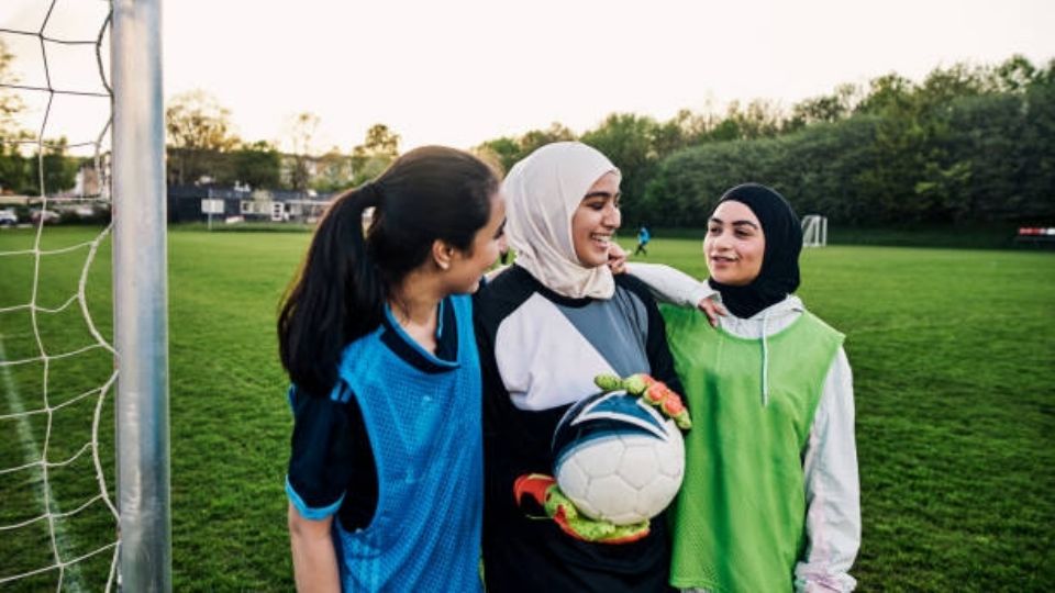 El Consejo de Estado francés validó este jueves las reglas de la Federación de Fútbol del país (FFF), que impide a las jugadoras llevar el velo islámico, así como prohíbe cualquier otro signo ostensible de una adscripción política, filosófica, religiosa o sindical.