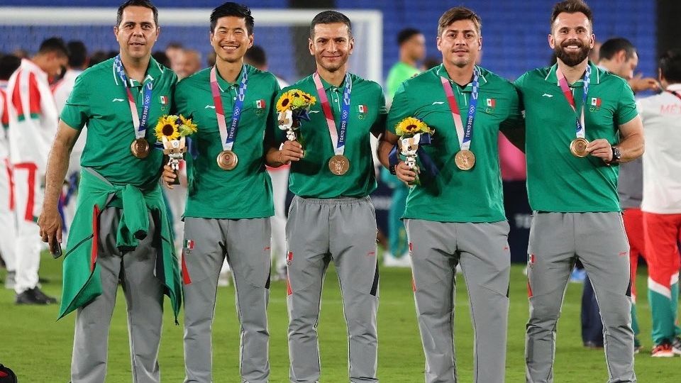 Jaime Lozano y su cuerpo técnico tras ganar la medalla de bronce en los Juegos Olímpicos de Tokio 2020