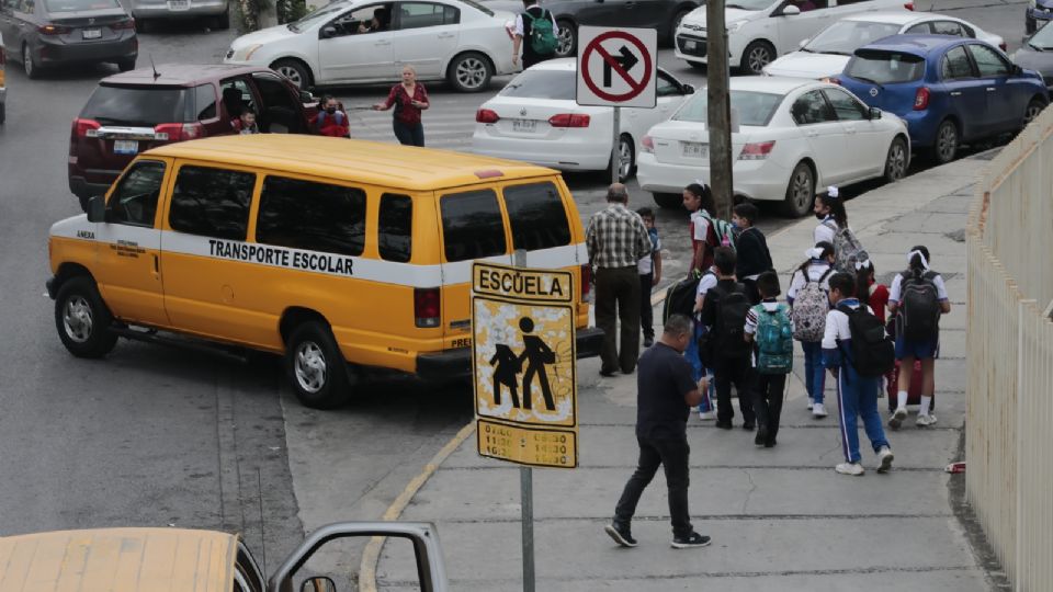 Llegan alumnos a su escuela para el último día de clases