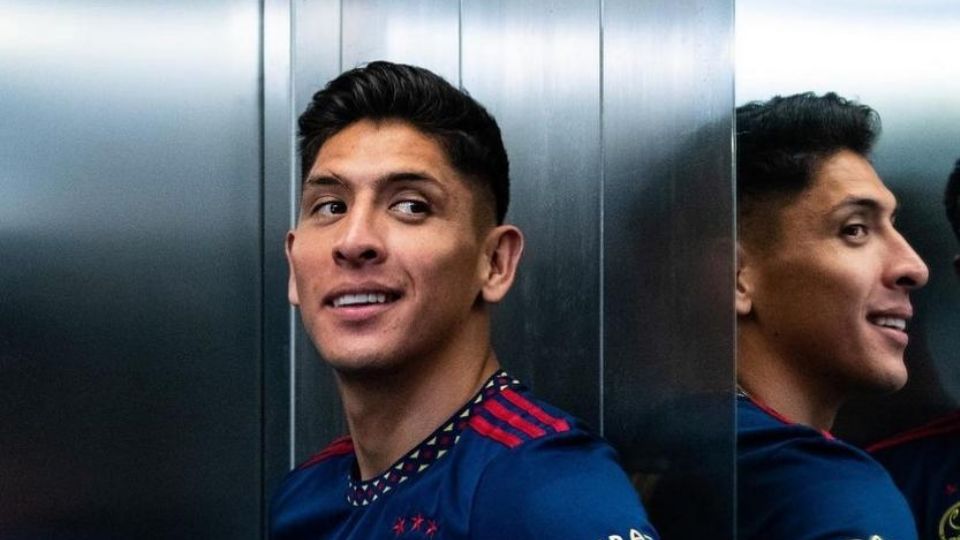 Edson Álvarez vistiendo la indumentaria de Ajax, de Países Bajos.