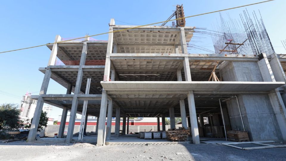 Obra en construcción en avenida Gonzalitos.