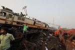 Suman 288 muertos y casi 900 personas lesionadas en choque de trenes en India
