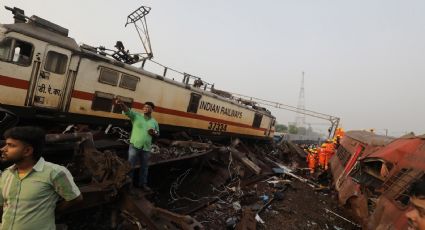 Suman 288 muertos y casi 900 personas lesionadas en choque de trenes en India