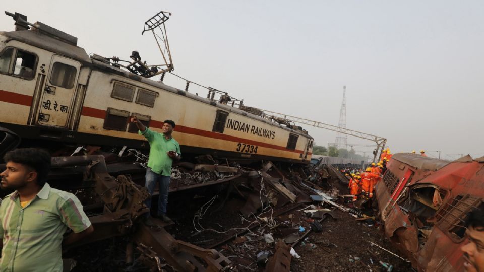 El Rescate de la Fuerza Nacional de Respuesta a Desastres continúa trabajando en el lugar de un accidente de tren en Odisha Balasore, India, el 3 de junio de 2023.
