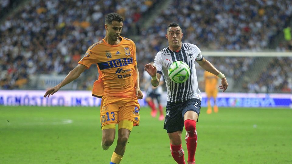 Diego Reyes y Rogelio Funes Mori compiten por un balón en el Clásico Regiomontano