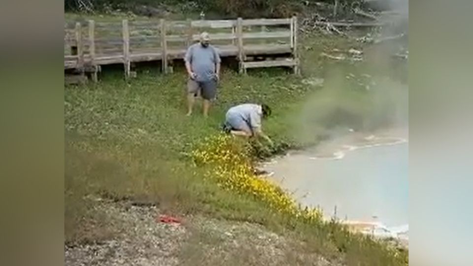 Mujer arriesga su vida intentando tocar agua termal