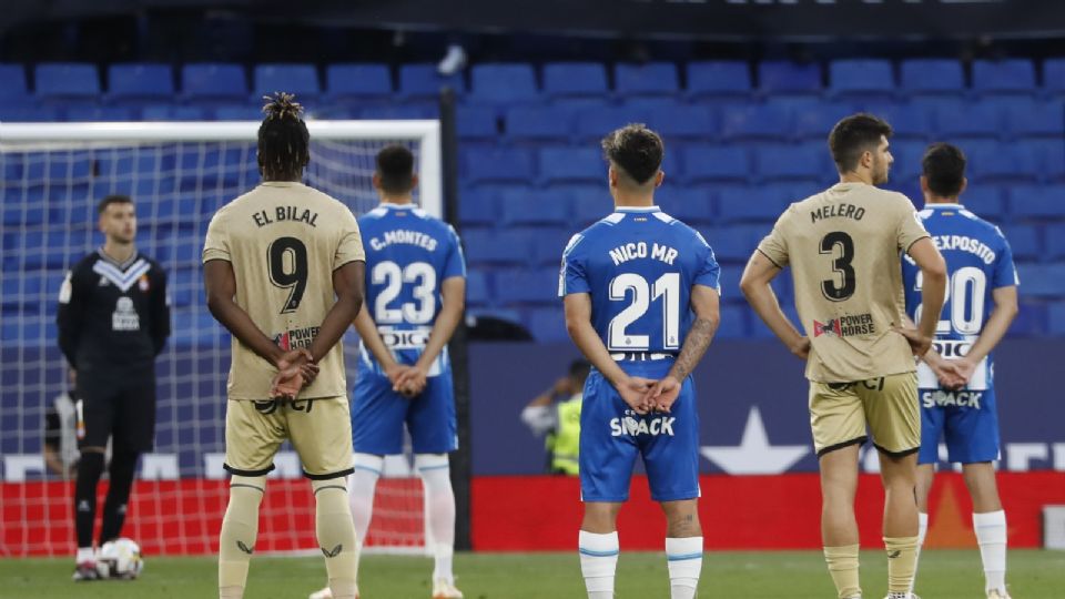 Jugadores del Espanyol y del Almeria en una protesta contra los arbitrajes