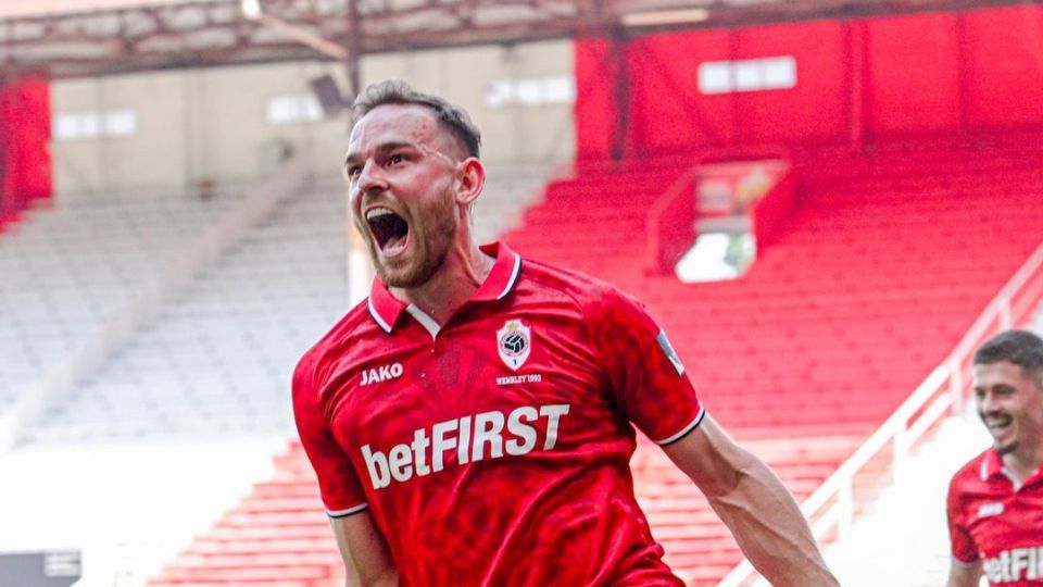 Vincent Janssen celebra una anotación en la Liga de Bélgica con Amberes