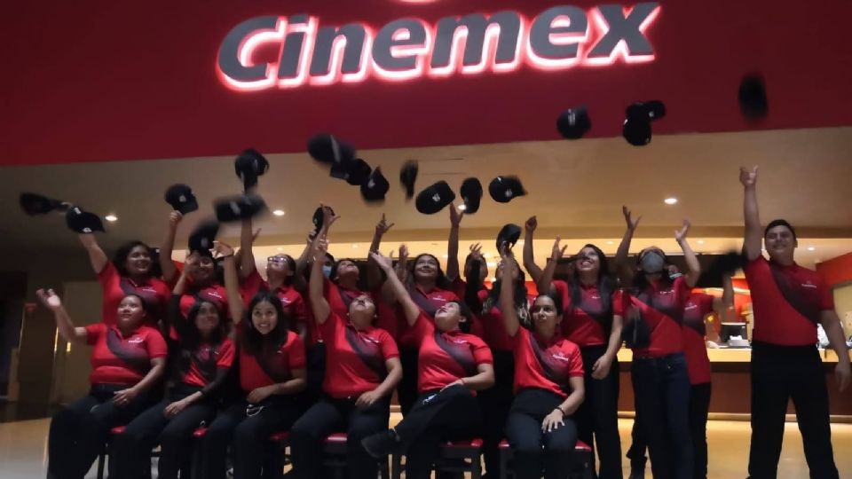 Empleados de Cinemex se toman fotografía después de haber sido despedidos | Facebook / Griselda GF