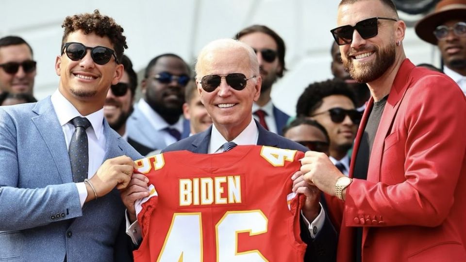 Joe Biden posa junto a Patrick Mahomes y Travis Kelce con un jersey que le entregaron los jugadores de Kansas City.