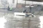 Combi termina inundada; pasajeros trepan para salvarse en Naucalpan