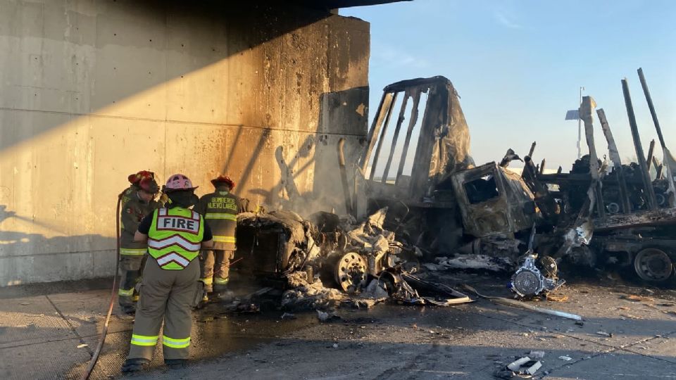 Impacto de tráileres sobre la carretera a Laredo | Facebook / Protección Civil de Nuevo León