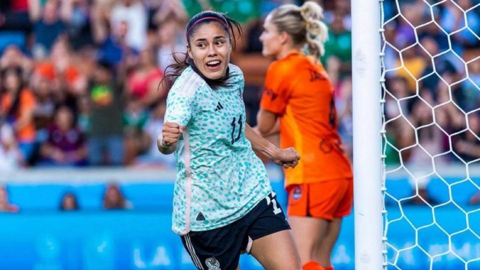 Jacqueline Ovalle en partido con Selección Mexicana.