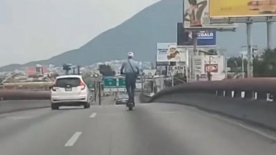 Hombre circulando a bordo de un patín eléctrico.