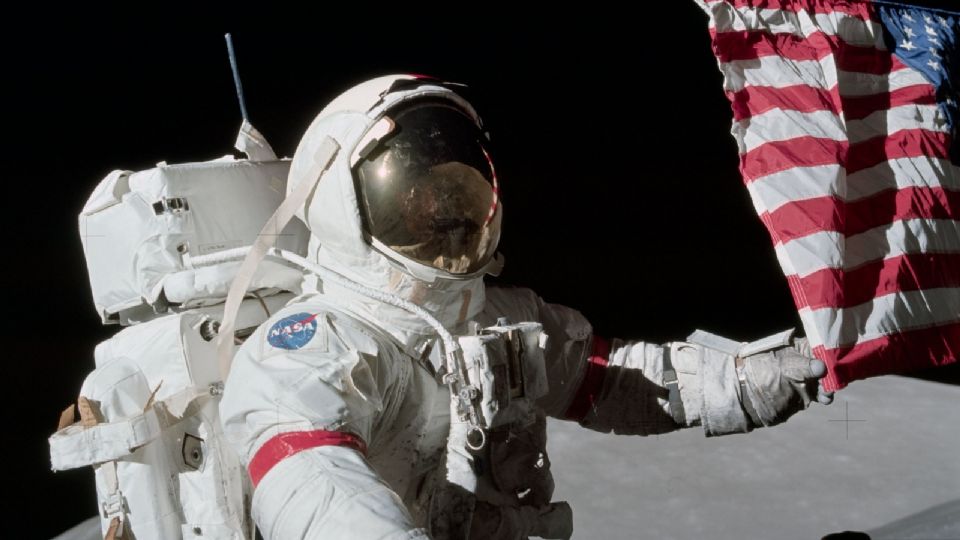 Astronauta viaja a la Luna y posa junto a la bandera estadounidense | Facebook / NASA Space Place