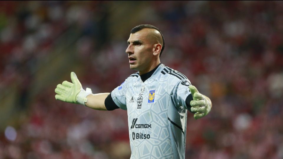 Nahuel Guzmán en partido con Tigres.