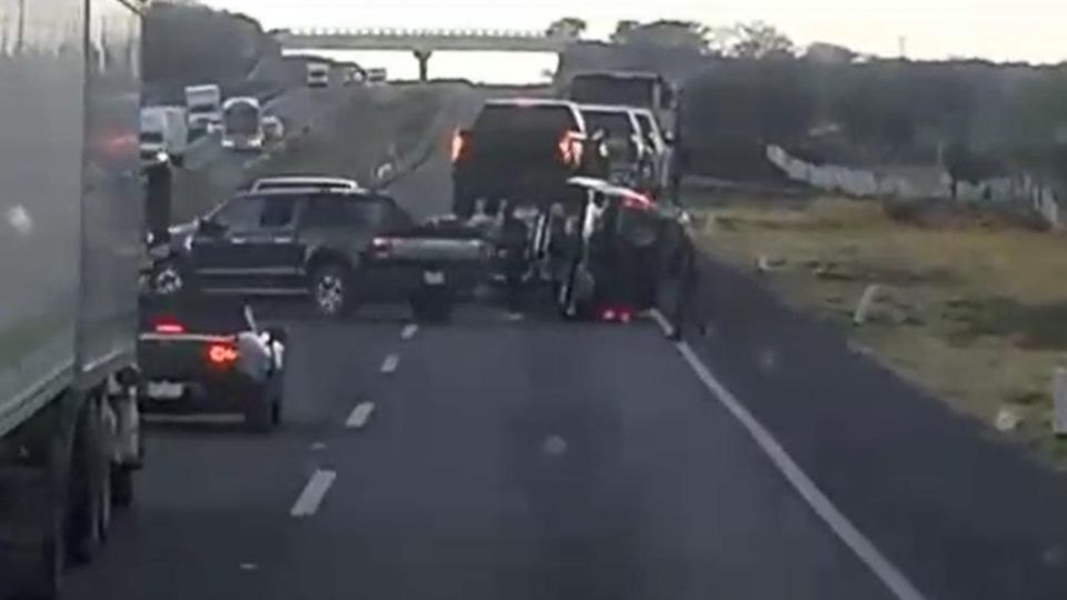 Camionetas siendo robadas por hombres armados