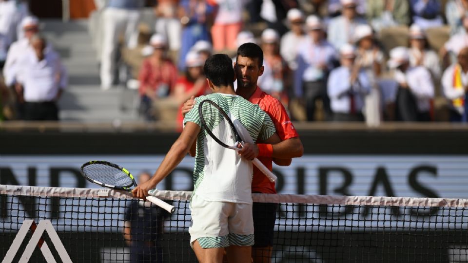 Novak Djokovic y Carlos Alcaraz se abrazan tras la Semifinal en Roland Garros.