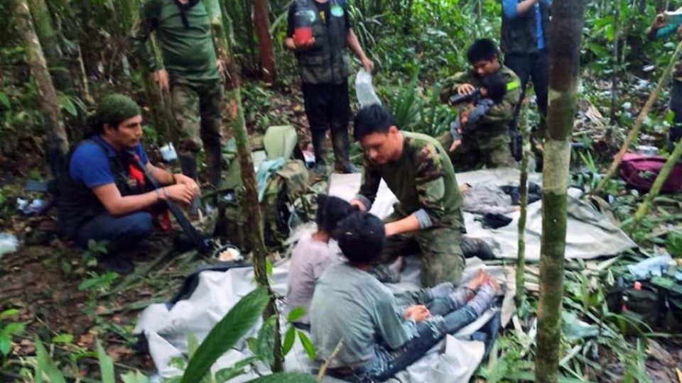 Fotografía cedida hoy por las Fuerzas Militares de Colombia que muestra a soldados e indígenas mientras atienden a los niños rescatados tras 40 días en la selva, en Guaviare (Colombia).