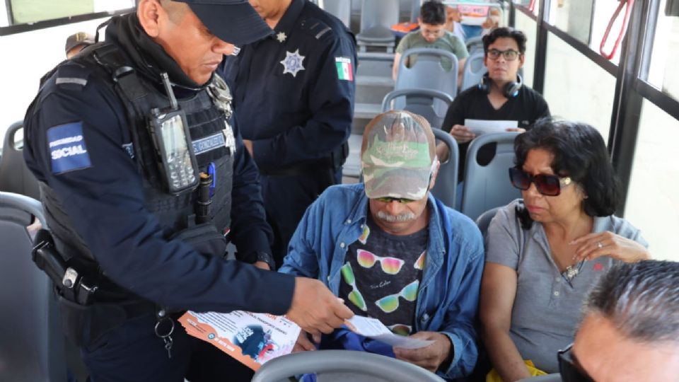 Agentes entregando folletos