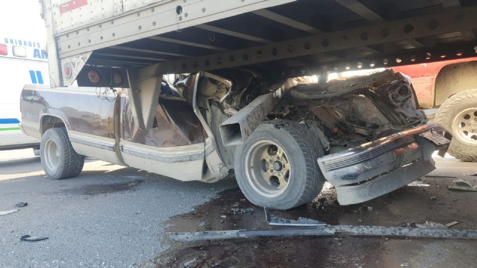 Camioneta donde se encontraba el hombre prensado.