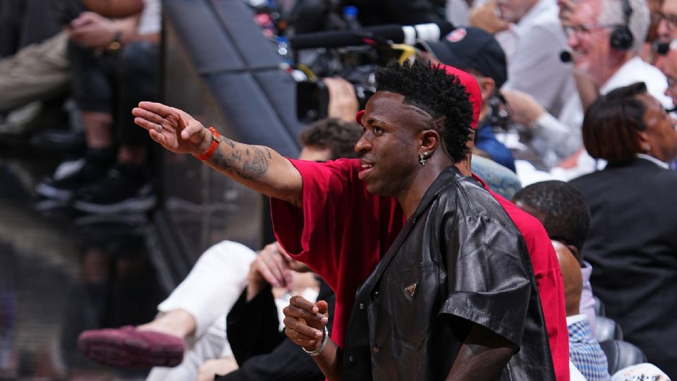 El futbolista del Real Madrid, Vinicius, junto a Neymar durante el Juego 4 de la NBA