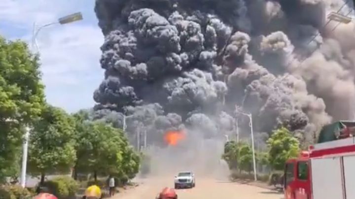 Explosión de planta de químicos provoca fuerte incendio en China