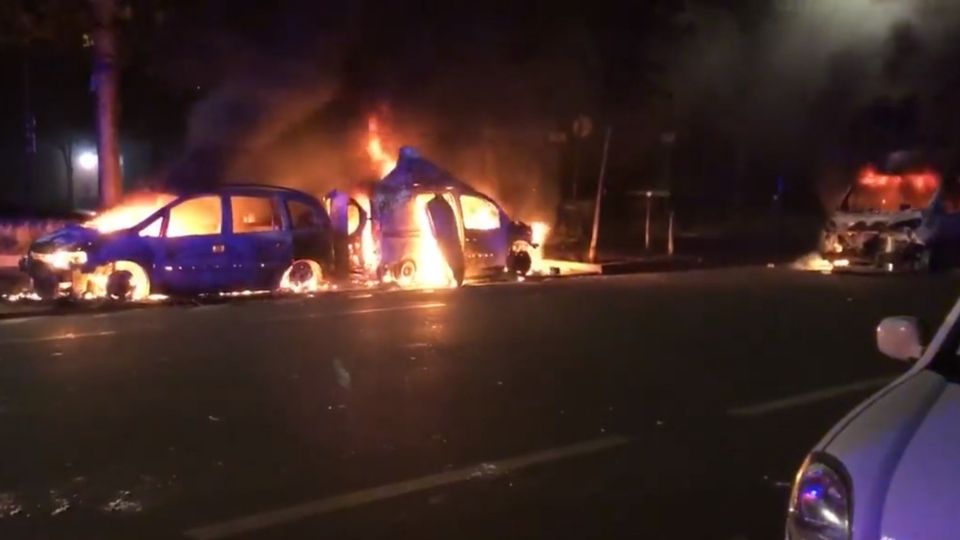 Autos incendiados en Francia