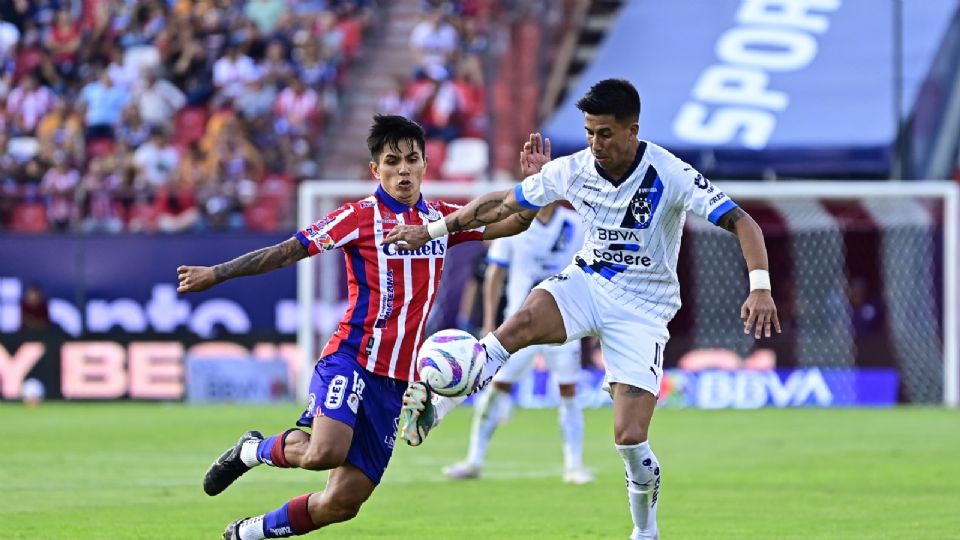 Maxi Meza disputa un balón en el duelo entre Atlético de San Luis y Monterrey correspondiente a la Jornada 1 del Apertura 2023