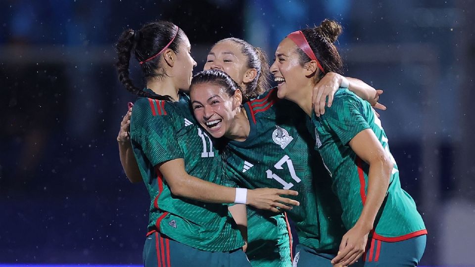 Las jugadoras de la Selección Mexicana se felicitan tras una de las anotaciones ante El Salvador en los Juegos Centroamericanos