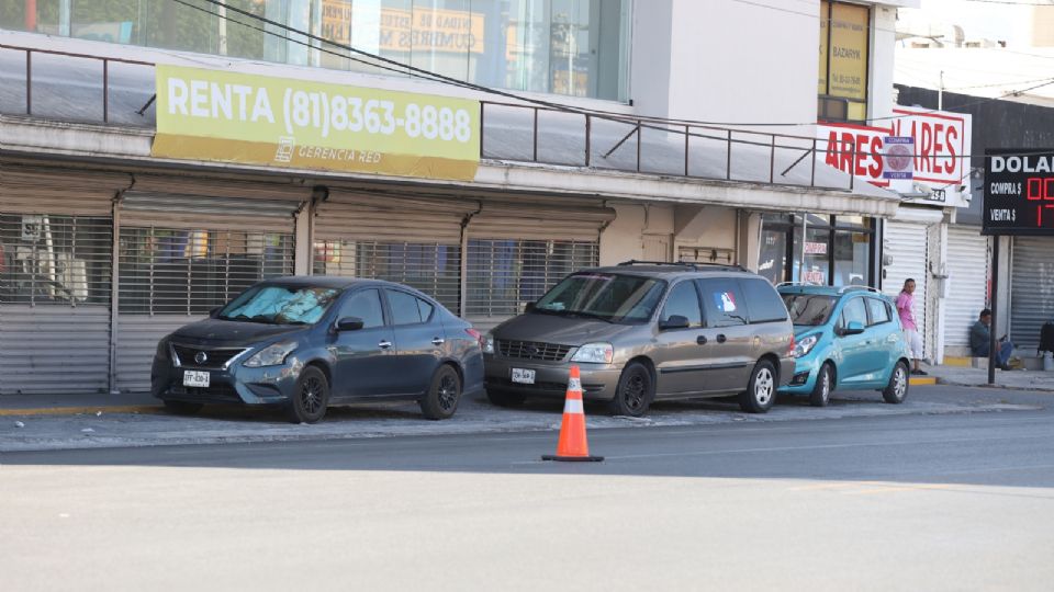 Aunque el problema se da en toda la ciudad, según reconocieron las autoridades, hay zonas como Obispado y Simón Bolívar (foto) donde los peatones sufren más por la invasión de autos