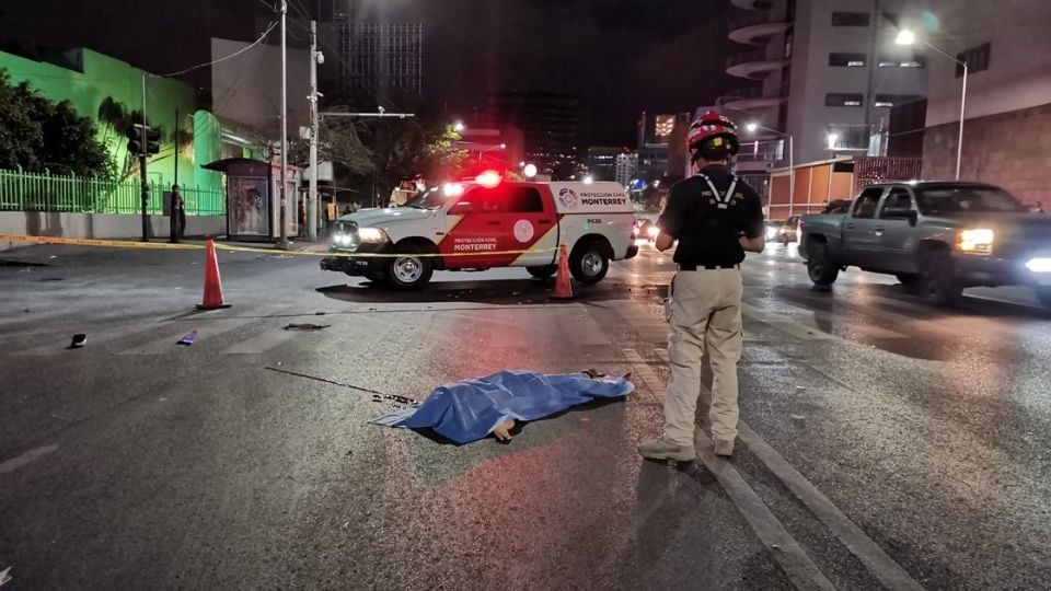 Elemento de Protección Civil de Monterrey junto al cuerpo de una mujer atropellada.
