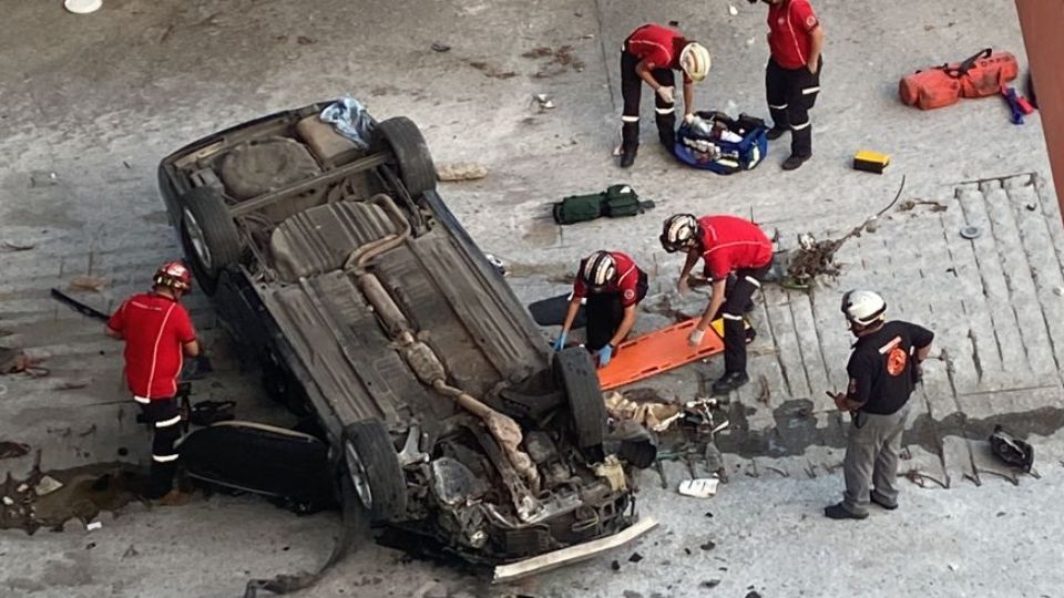 Automovilista cae a arroyo El Obispo