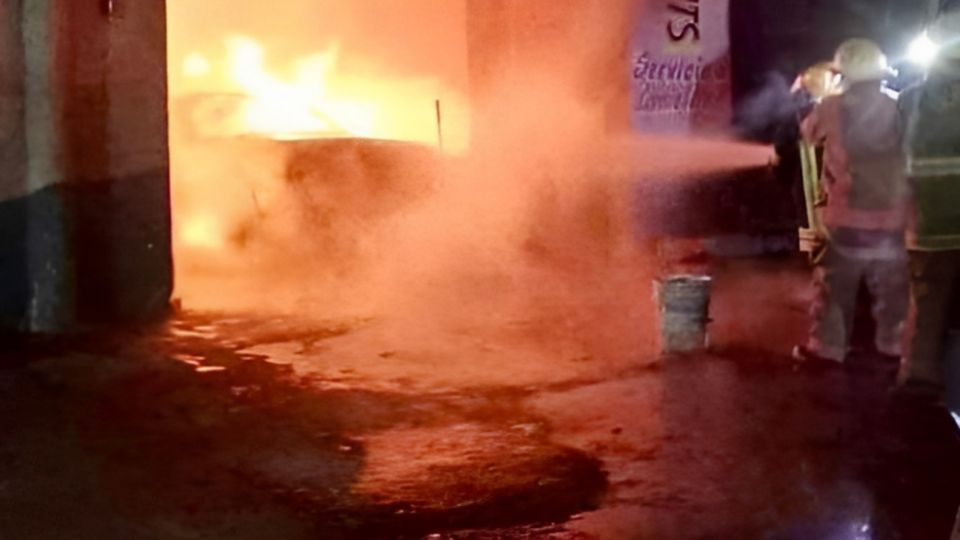 Bomberos apagando el fuego en el Mercado Abasto de Toluca